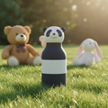 Borraccia panda su prato con peluche
