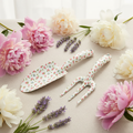 Set attrezzi giardinaggio floreale con lavanda e peonie