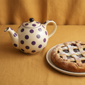 Teiera Pois Viola – Aesthetic con Crostata su Sfondo Giallo